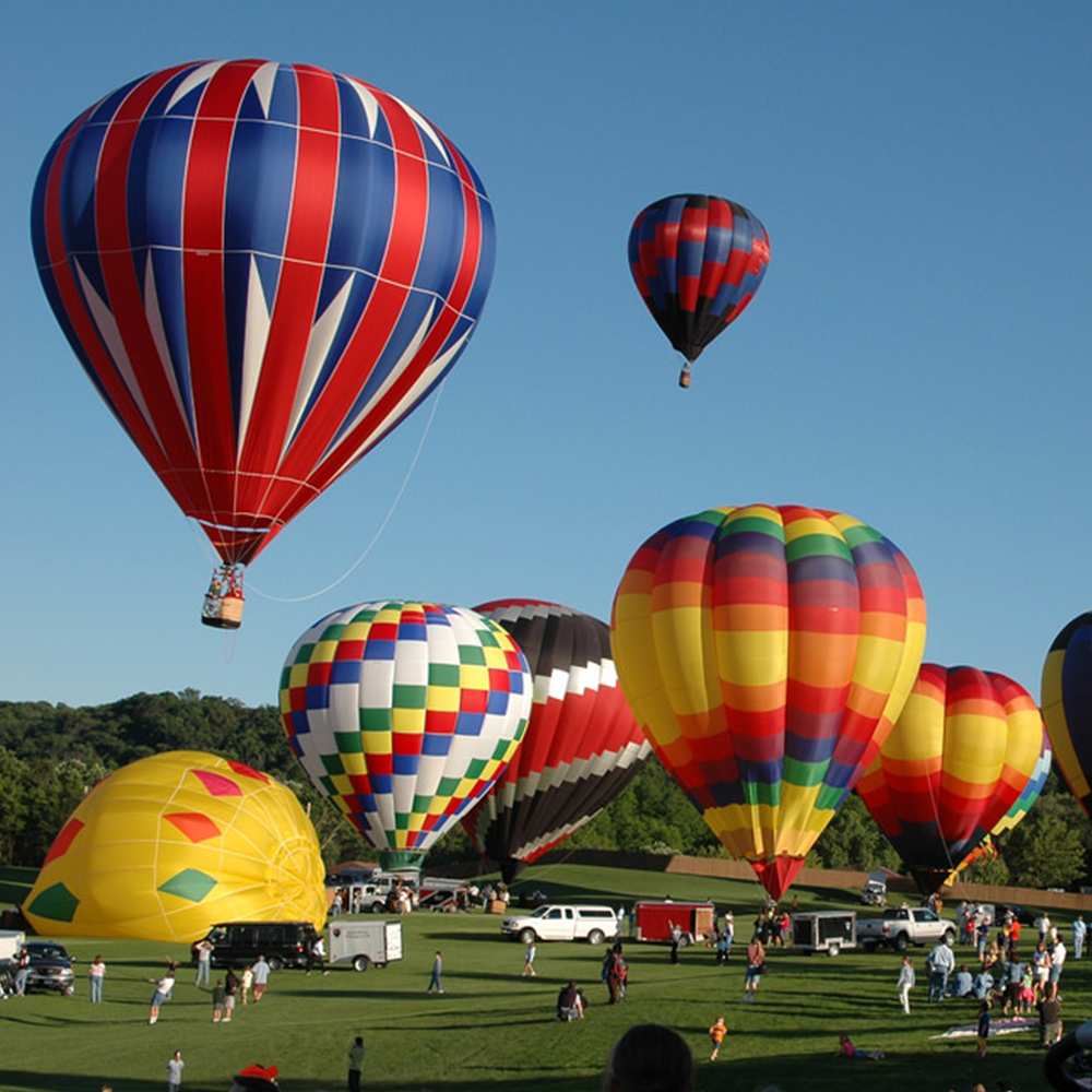 Weekend balloons. Фиеста Монгольфьеры. Фестиваль воздушных шаров яркий. Hot Air Balloon Festival. Международный фестиваль воздушных шаров в Альбукерке шары на небе.